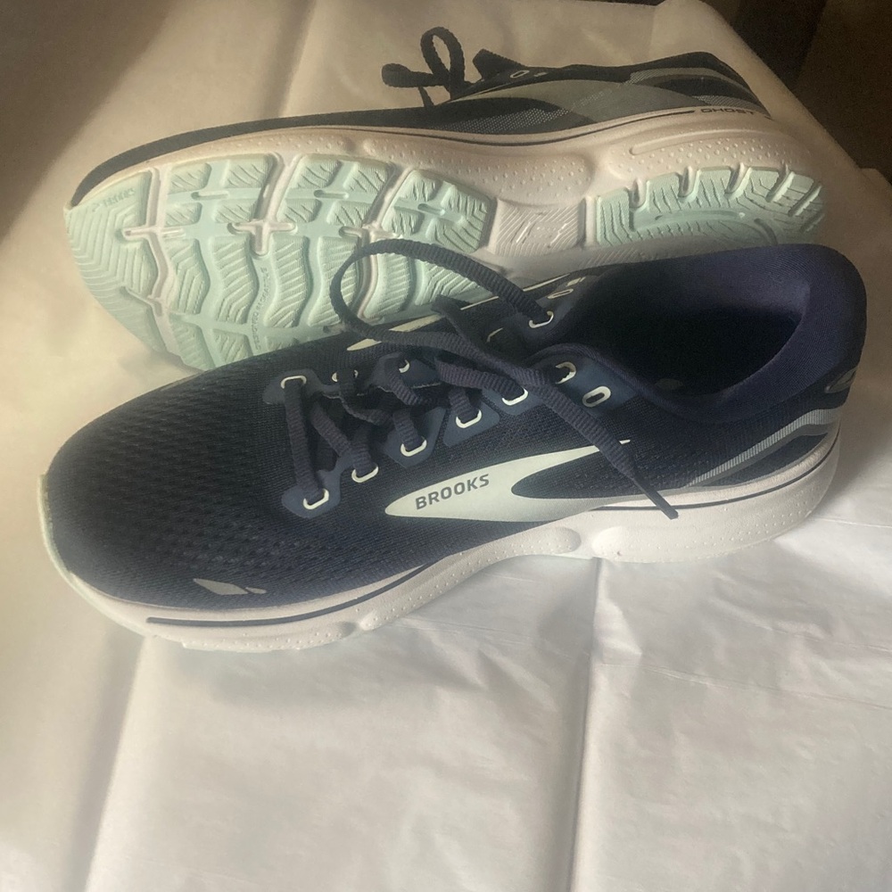 Brooks Women's Dark Blue and White Athletic Shoes